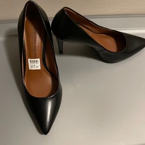 Black pumps